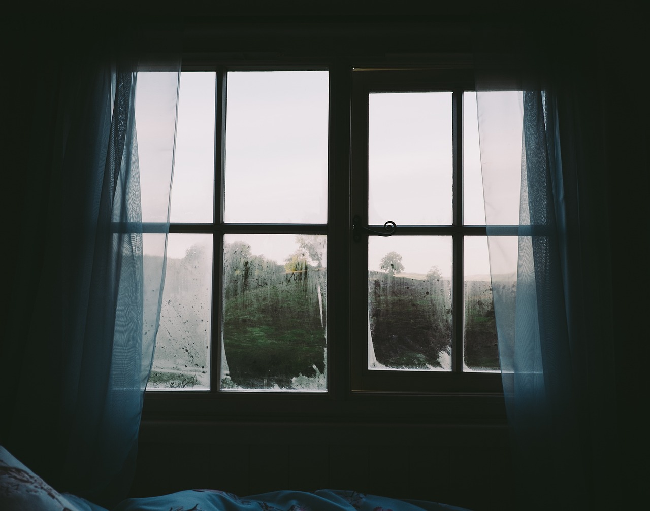 Tips for Decluttering Your Bedroom for a Restful Space